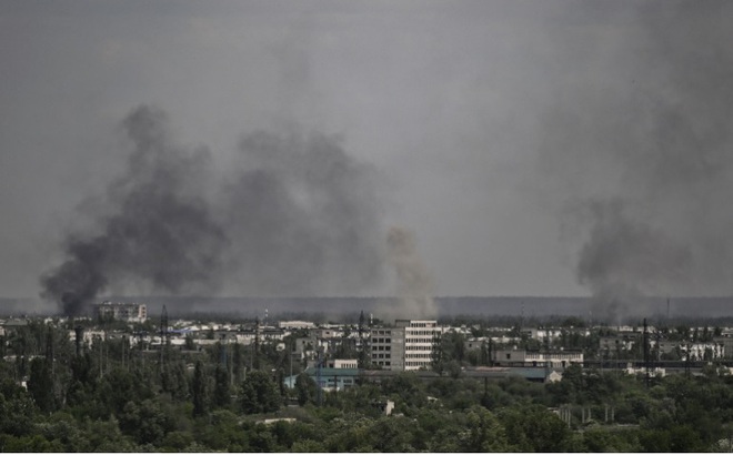 Cột khói bốc cao sau các trận pháo kích giữa lực lượng Nga và Ukraine ở thành phố Severodonetsk. Ảnh: AFP