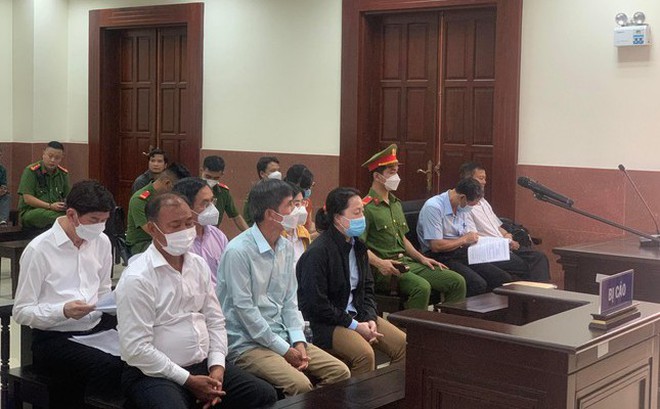 Các bị cáo tại phiên tòa chiều 9/6. Ảnh: Tân Châu