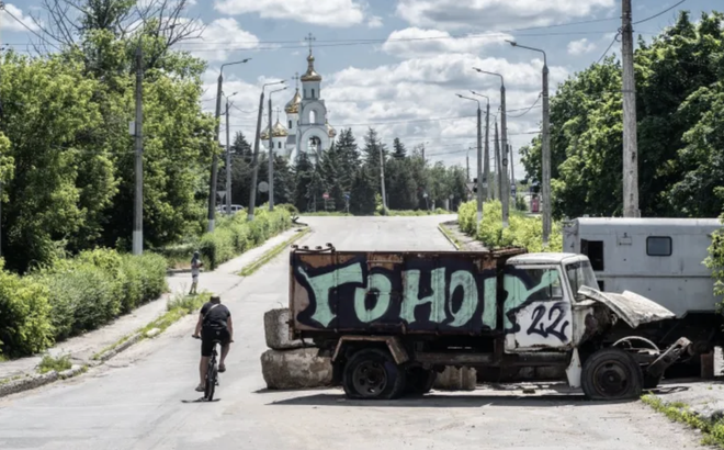 Chướng ngại vật được dựng lên ở Slovyansk. Ảnh: WSJ