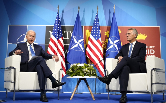 Tổng thống Joe Biden và Tổng thư ký NATO Jens Stoltenberg. Ảnh: AP