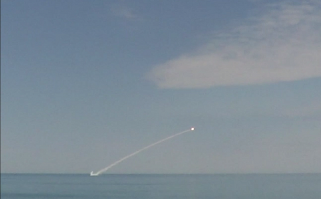 Khoảnh khắc quả đạn phóng lên từ tàu ngầm Nga. Ảnh chụp màn hình Zvezdanews