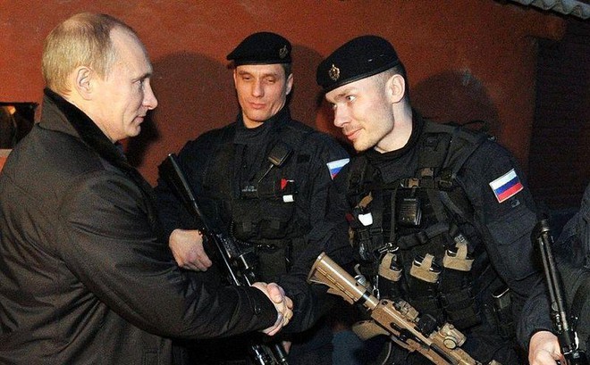 Tổng thống Nga Vladimir Putin bắt tay các sĩ quan thuộc nhóm Alpha trong chuyến thăm Gudermes, Chechnya năm 2011.