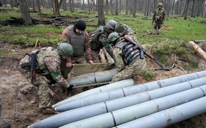 Binh sĩ Ukraine thu được nhiều tên lửa "Uragan" sau trận chiến ở làng Berezivka, Ukraine vào tháng 4/2022 (Ảnh: AP)