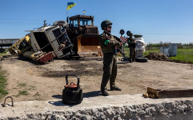Lính Ukraine đứng gác ở Zelenodolsk. Ảnh: Getty.