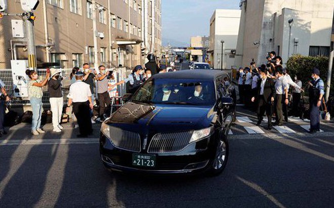 Đoàn xe đưa thi thể cố Thủ tướng Abe Shinzo về lại thủ đô Tokyo hôm 9-7 Ảnh: REUTERS