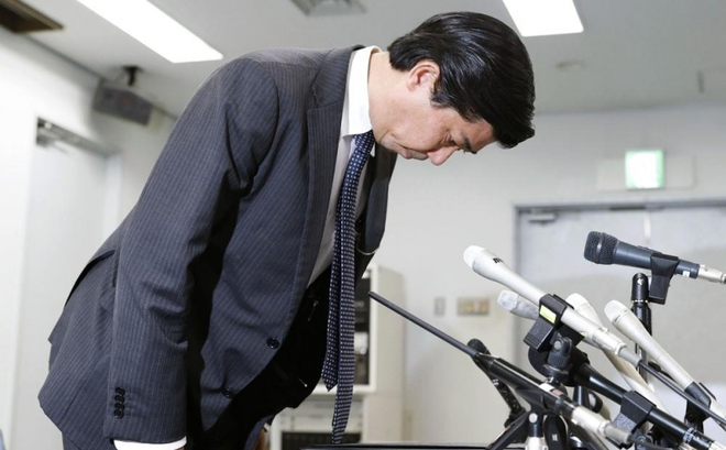 Cảnh sát trưởng Nara cúi đầu nhận trách nhiệm về vụ ám sát cựu Thủ tướng Shinzo Abe. Ảnh AP.
