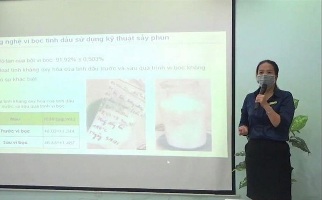PGS.TS Mai Huỳnh Cang (Phó Trưởng Khoa Công nghệ hóa học thực phẩm, Trường ĐH Nông Lâm TPHCM) trình bày về công nghệ biến tinh dầu nước thành bột.