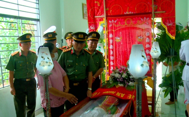 Đại tá Nguyễn Thế Hùng, Giám đốc Công an tỉnh Khánh Hòa cùng Ban Giám đốc Công an tỉnh, đã đến viếng tại lễ tang Đại uý Hoàng Văn Yên