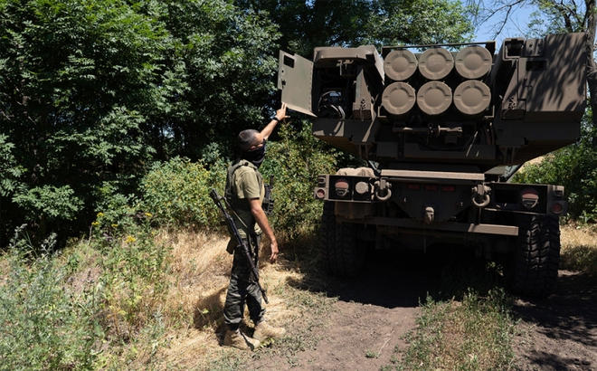 Binh sĩ Ukraine kiểm tra đạn của tổ hợp HIMARS ở khu vực miền đông ngày 1/7. Ảnh: Washington Post.