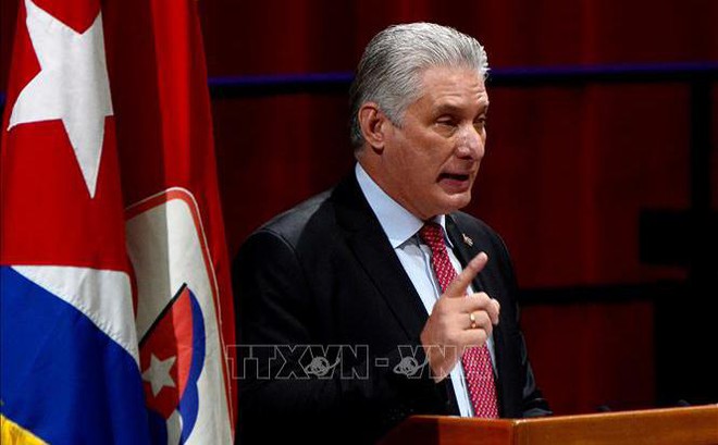 Chủ tịch Cuba Miguel Diaz-Canel tuyên bố từ 6h-24h ngày 11/7 (giờ địa phương), các tòa nhà công cộng và đơn vị quân sự ở đảo quốc Caribe sẽ treo cờ rủ để tưởng nhớ cựu Thủ tướng Abe Shinzo. Ảnh tư liệu: AFP/TTXVN