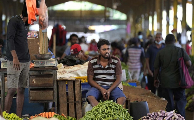 Một người bán hàng rau tại khu chợ ở Colombo, Sri Lanka. Ảnh: AP
