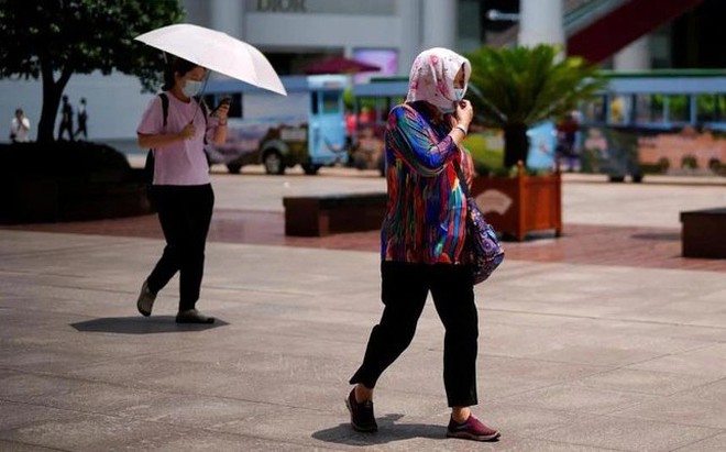 Người dân chống chọi với nắng nóng ở Thượng Hải. Ảnh: Reuters