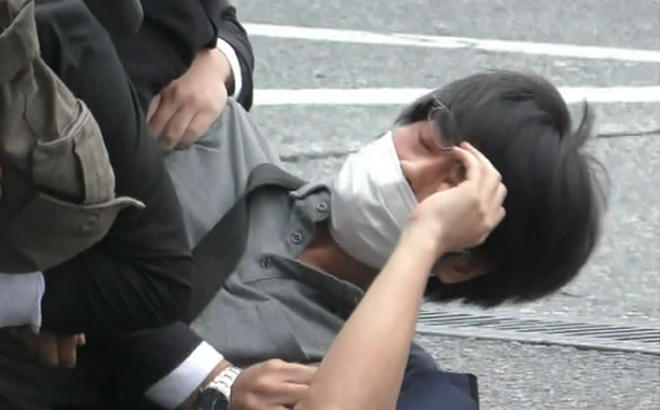Tetsuya Yamagami bị bắt tại hiện trường vụ ám sát hôm 8-7. Ảnh: NHK