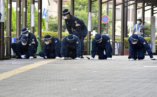 Ngày 13/7, nhân viên an ninh tiếp tục khám xét hiện trường vụ ông Abe bị ám sát ở thành phố Nara. Ảnh: AP