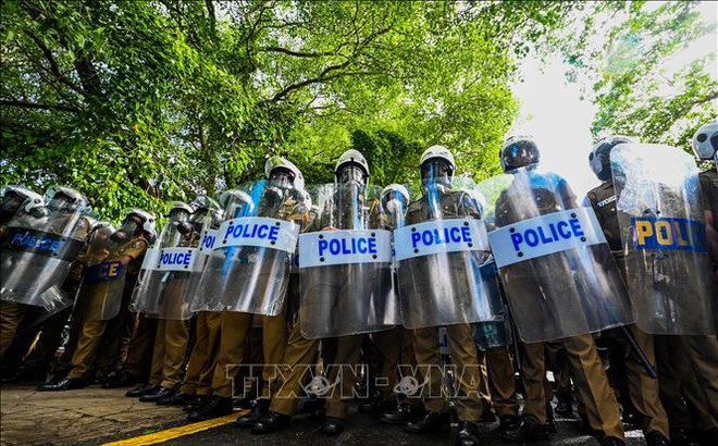Cảnh sát Sri Lanka được triển khai đảm bảo trật tự ở thủ đô Colombo khi người dân biểu tình yêu cầu Tổng thống Gotabaya Rajapaksa từ chức, ngày 21/5/2022. Ảnh: AFP/TTXVN