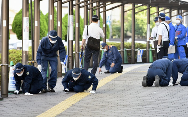 Các nhà điều tra tại hiện trường vụ ám sát ông Abe hôm 13-7. Ảnh: Kyodo News