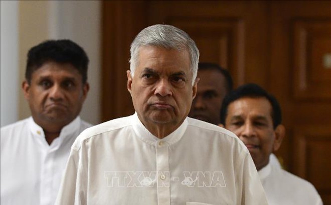 Ông Ranil Wickremesinghe (giữa) trong cuộc một họp báo tại Colombo, Sri Lanka. Ảnh tư liệu: AFP/TTXVN