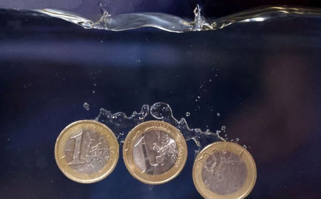 Khủng hoảng năng lượng kéo dài sẽ khiến đồng euro ngày càng trượt giá. Ảnh: Reuters