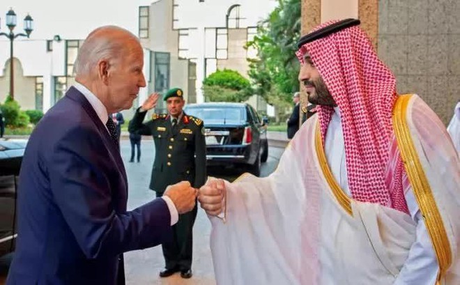 Tổng thống Biden cụng tay với Thái tử Mohammed trong cuộc gặp ngày 15-7. Ảnh: Yahoo News