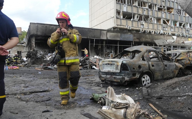 Lính cứu hỏa đi gần một tòa nhà bị phá hủy ở Vinnytsia, Ukraine. Ảnh: AP