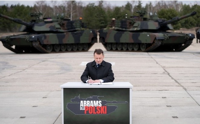 Bộ trưởng Quốc phòng Ba Lan Mariusz Blaszczak ký hợp đồng mua xe tăng M1 Abrams của Mỹ tháng 4/2022. Ảnh: Getty Images