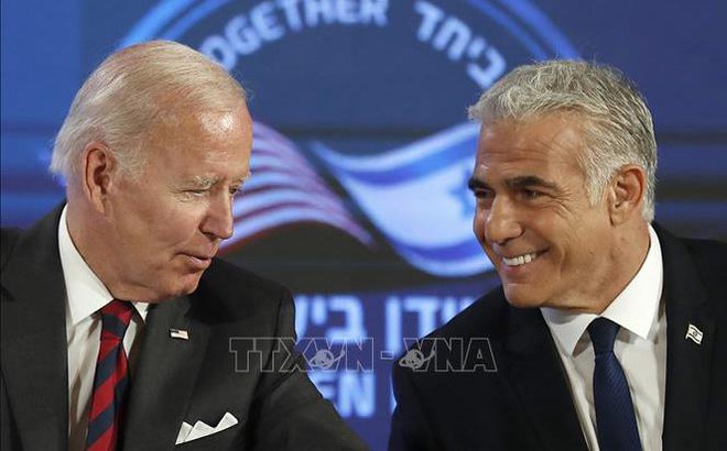 Tổng thống Mỹ Biden (trái) và Thủ tướng Israel Yair Lapid (phải) ký “Tuyên bố Jerusalem”. Ảnh: AFP/TTXVN