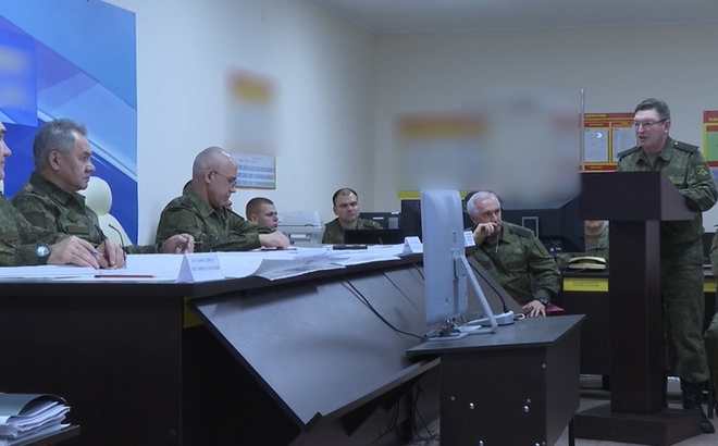Bộ trưởng Quốc phòng Nga Shoigu gặp các sĩ quan chỉ huy Nga tại mặt trận Ukraine. Ảnh: RT.
