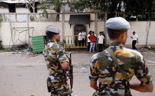 Cảnh sát đứng bên ngoài nhà riêng của ông Ranil Wickremesinghe ở thủ đô Colombo, Sri Lanka ngày 10/7. Ảnh: Reuters