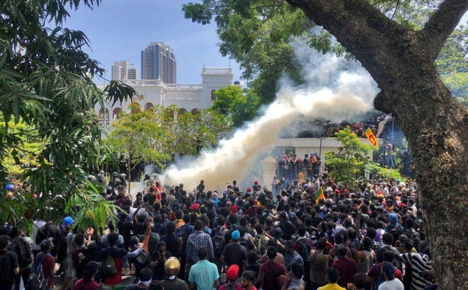 Người biểu tình tập trung bên ngoài Văn phòng Thủ tướng Sri Lanka Ranil Wickremesinghe ngày 13/7. Ảnh: Reuters