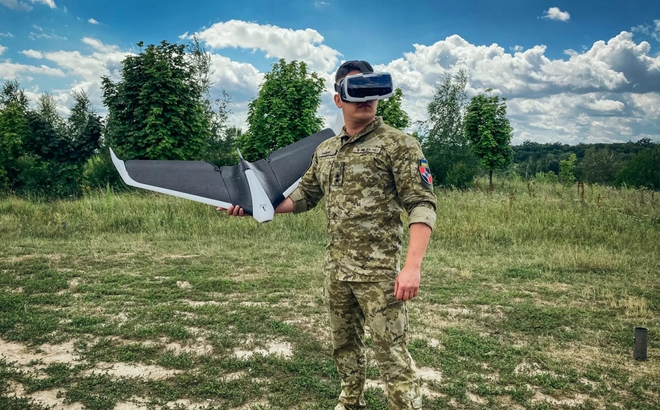 Trung úy Galyashinskiy (quân đội Ukraine) học cách sử dụng UAV phục vụ mục đích quân sự. Ảnh: AFP.