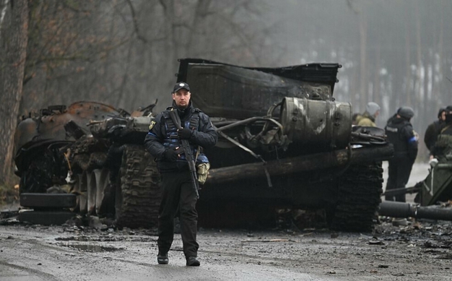 Cảnh sát Ukraine tuần tra ở làng Dmytrivka, phía tây Ukraine ngày 2/4. Ảnh: AFP.