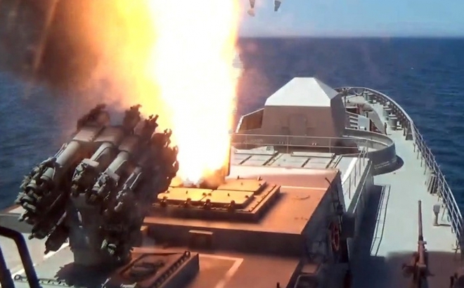 Tàu chiến Nga bắn tên lửa hành trình Kalibr về phía các vị trí của lực lượng vũ trang Ukraine. Ảnh: Bộ Quốc phòng Nga.