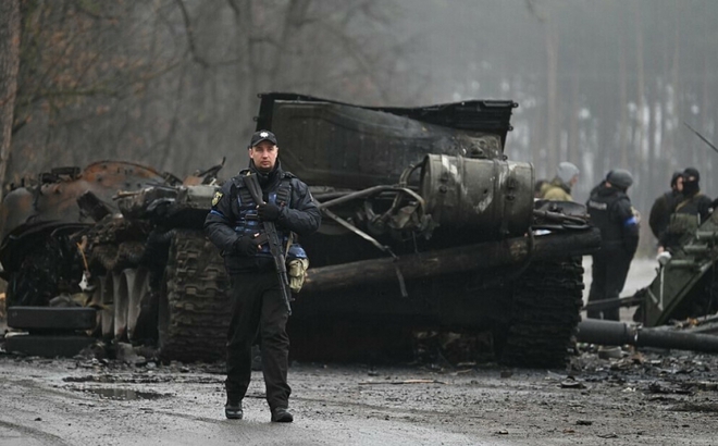 Cảnh sát Ukraine tuần tra ở làng Dmytrivka, phía tây Ukraine ngày 2/4. Ảnh: AFP.