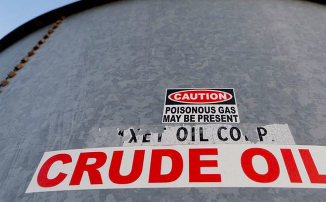 Nhãn dầu thô trên một thùng dầu ở Texas, Mỹ. (Ảnh: Reuters)
