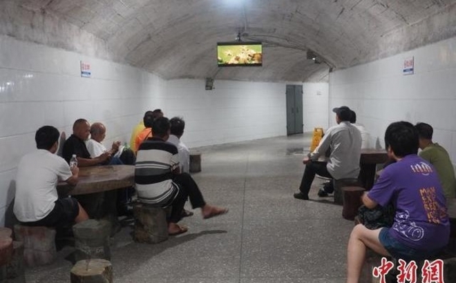 Người dân xem ti vi tại một hầm trú ẩn tránh nóng ở Liễu Châu, Quảng Tây, Trung Quốc. Ảnh: Chinanews.