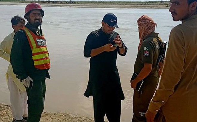 Nhân viên cứu hộ đang làm việc bên bờ sông Indus, nơi xảy ra tai nạn lật thuyền cưới thảm khốc - Ảnh: AP