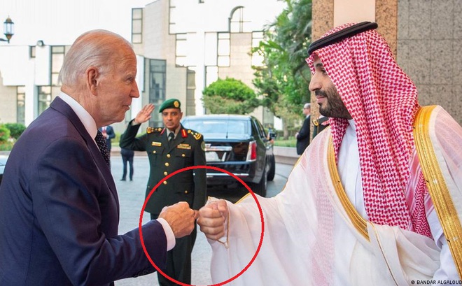 Tổng thống Biden chỉ cụng tay với Thái tử Ả rập Xê Út. Ảnh: DW