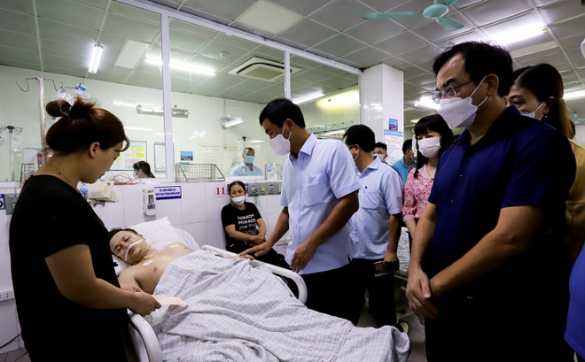 Phó Chủ tịch UBND tỉnh Phú Thọ thăm hỏi, động viên gia đình có người bị thương tại bệnh viện.
