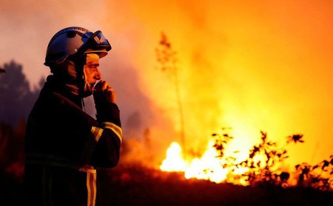 Lính cứu hỏa oằn mình dập cháy rừng ở Pháp. Ảnh: Reuters