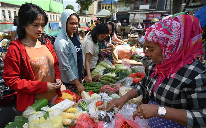 Người dân mua thực phẩm tại chợ ở Jakarta, Indonesia. Ảnh tư liệu: AFP/TTXVN