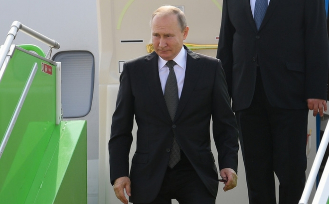 Tổng thống Putin bước xuống từ chuyên cơ. Ảnh: Sputnik