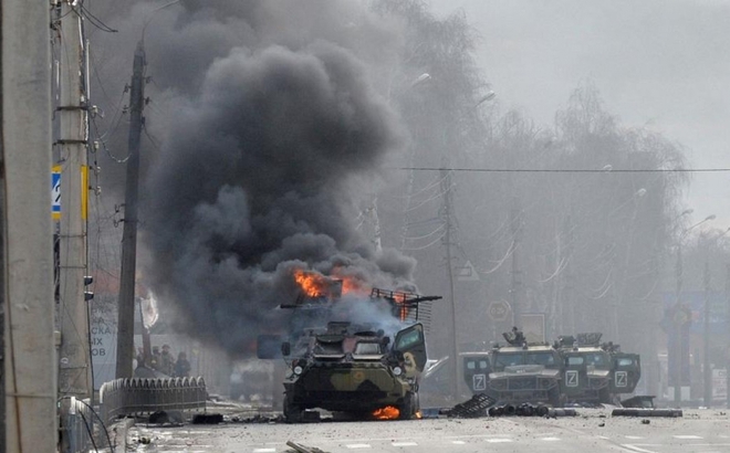 Cháy xe quân sự trên chiến trường Ukraine. Ảnh: Africanews.