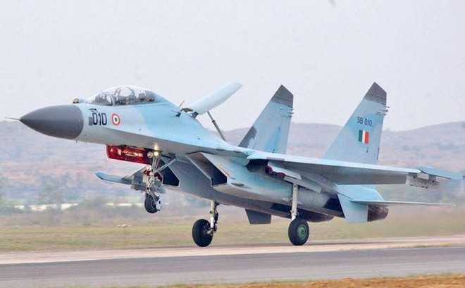 Tiêm kích Su-30K Flanker hạ cánh xuống sân bay Gwalior, Ấn Độ. Ảnh: Fighterjetsworld