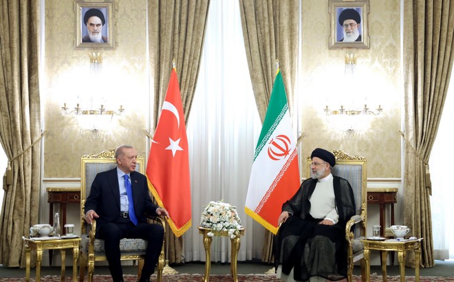 Tổng thống Thổ Nhĩ Kỳ Erdogan (trái) và người đồng cấp Iran Raisi tại Tehran. Ảnh: EPA