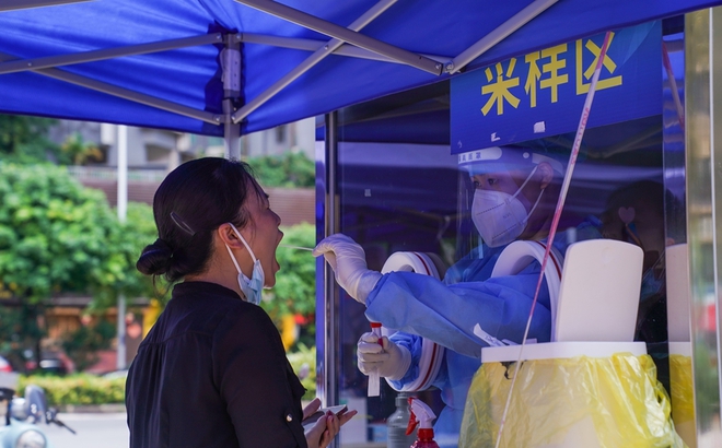 Người dân làm xét nghiệm axit nucleic ở Nam Ninh, Quảng Tây ngày 16/7. Ảnh: IC.jpeg