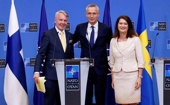 Bộ trưởng Ngoại giao Phần Lan Pekka Haavisto (trái) và Bộ trưởng Ngoại giao Thụy Điển Ann Linde (phải) tham dự cuộc họp báo với Tổng thư ký NATO Jens Stoltenberg (giữa) tại Brussels vào ngày 5-7. Ảnh: Reuters