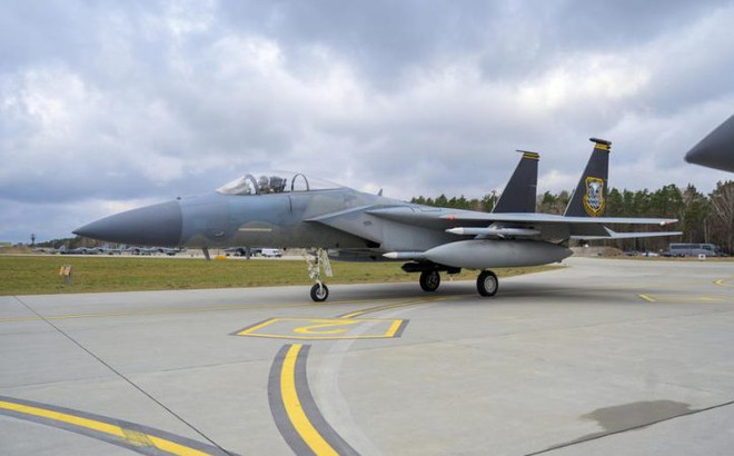 Một máy bay chiến đấu McDonnell Douglas F-15 Eagle của Quân đội Mỹ tại căn cứ không quân ở Ba Lan ngày 22/2/2022. Ảnh: EPA-EFE