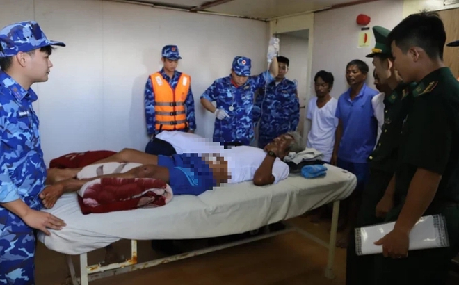 Ngư dân Trần Thuận Thanh chưa thể tự đi, đã được đưa đến bệnh viện chăm sóc