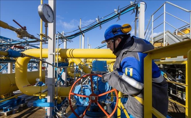Công nhân vận hành đường ống dẫn dầu của Nga. Ảnh: Bloomberg/TTXVN