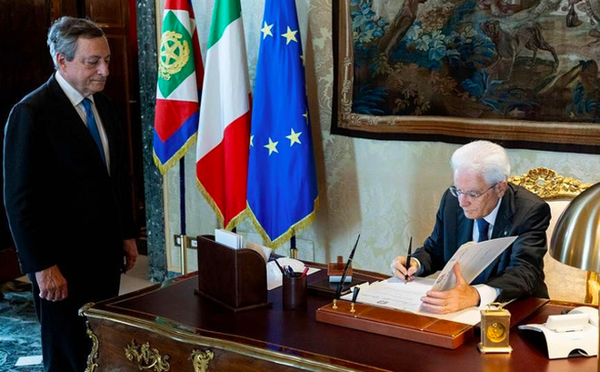 Tổng thống Ý Sergio Mattarella ký sắc lệnh giải tán Quốc hội ngày 21/7. (Ảnh: Reuters)